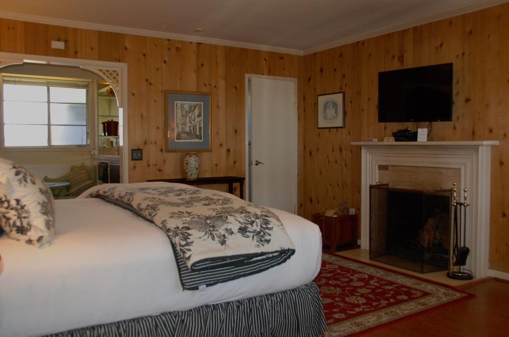 Carmel Garden Inn Room photo