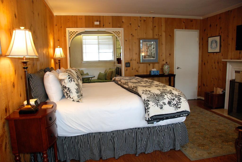 Carmel Garden Inn Room photo